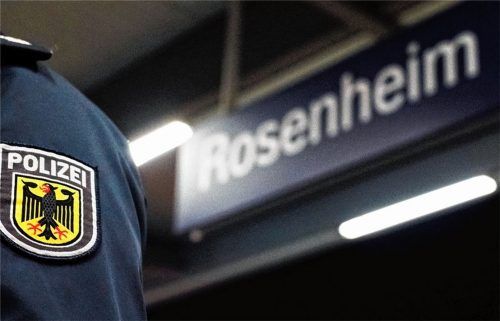 Am Rosenheimer Bahnhof musste das nigerianische Paar aussteigen und den Bundespolizisten auf die Dienststelle folgen. Foto Bundespolizei