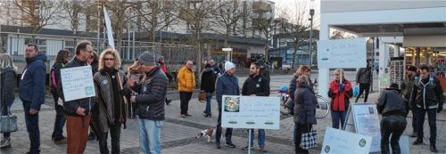 Am Sartrouville-Platz kamen am Freitagnachmittag etwa 70 Menschen zusammen, um gegen Altersarmut zu protestieren.Foto  Grundner