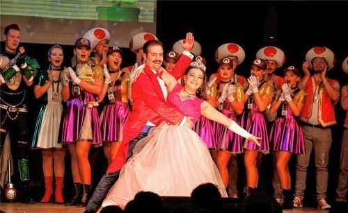 Amtierende Regenten: Prinzessin Lisa I. und Prinz Christopher I. erhielten beim Inthronisationsball für ihre Tanzdarbietungen rauschenden Beifall. Foto Niessen