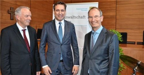 Amtswechsel: Bayerns Justizminister Georg Eisenreich (Mitte) mit dem neuen Leiter der Staatsanwaltschaft Traunstein, Dr. Wolfgang Beckstein (rechts) und dessen Vorgänger Professor Dr. Ludwig Kroiß. Foto Foto: Kretzmer-Diepold