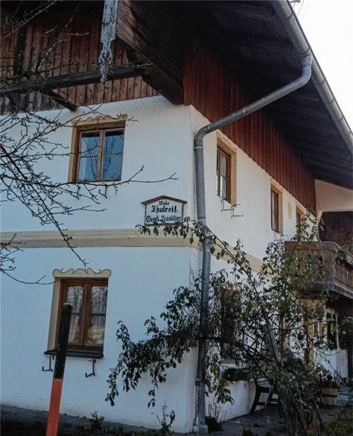 An der Vorderfront eines schönen Bauernhauses ist das handgemalte Ortsschild Weiler Thalreit zu finden.Foto Höfer