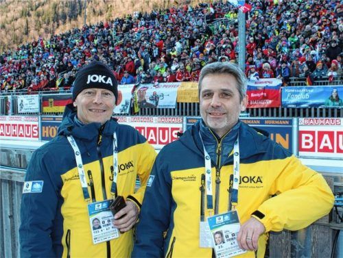 An vorderster Front: Herbert Ringsgwandl (links) und der neue Ruhpoldinger Tourismusdirektor Frank Oette vor der Haupttribüne.Foto Seifert