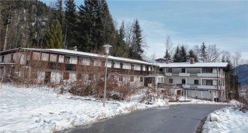 Anstelle des ehemaligen Müttergenesungsheimes „Kaiserblick“ soll das im Bebauungsplan bezeichnete „Alpenresort Kaiserblick" entstehen. Foto Hauser