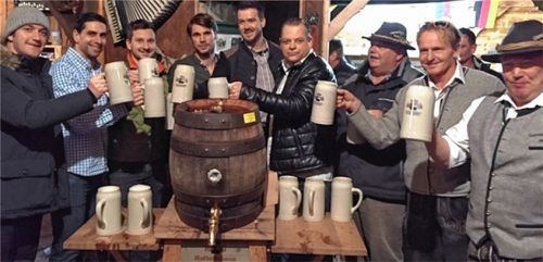 Anstich in der Gamsbluat-Alm: Die Starbulls-Spieler Michael Fröhlich, Alexander Höller, Dominik Daxlberger und Michael Baindl, Andi Hell (Hofbräuhaus Traunstein), der Priener Organisator Bernie Huber, Bernhard Sailer (Hofbräuhaus Traunstein) sowie Toni Gstatter und Kollegen von der Gamsbluat-Alm (von links).Foto Neumeier