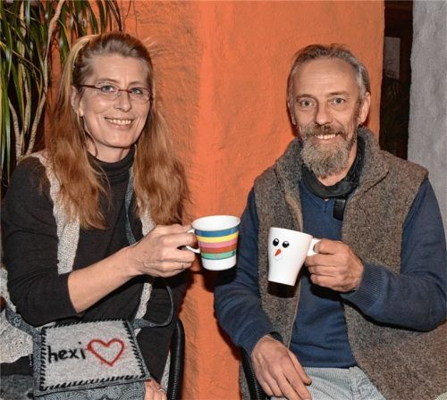 Olaf Heck (57),

Café „includere“



„Seit wir offen haben, ist unser To-go-Geschirr kompostierbar. Deshalb macht mir das Plastikverbot auch nichts aus. Ich verbrauche nur noch die übrigen Plastikstrohhalme, die kommen in den Eiskaffee. Ich hab auch schon über eine Alternative nachgedacht. Es gibt ja Strohhalme aus Metall, wobei ich denke, dass die schwer zu spülen sind. Alternativ werde ich dann wieder auch ein Zuckerrohrprodukt nehmen. Es ist prima, man kann es auf den Kompost geben. Ich mag Einweggeschirr nicht, es ist immer besser, dass man es gleich richtig macht für die Umwelt. Man sollte nicht so viel Müll produzieren.“
