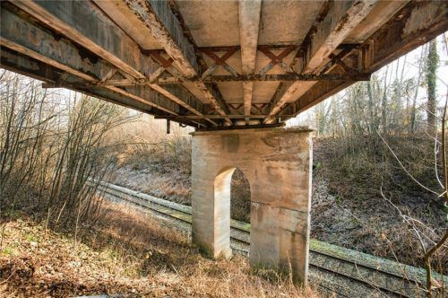 Arbeiten an der Bahnbrücke Bauernberg sind im Investitionsprogramm der Marktgemeinde Prien enthalten. Die veranschlagten Kosten dafür werden mit 450000 Euro angegeben. Foto Berger