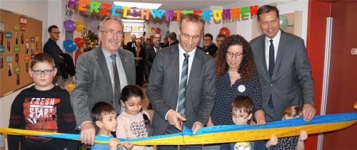 Assistiert von den Kindern, Landrat Georg Huber (links), der Kita-Leiterin Beate Axtner und dem Bundestagsabgeordneten Stephan Mayer durchschnitt Bürgermeister Robert Pötzsch (Mitte) das Eröffnungsband.Fotos  Grundner