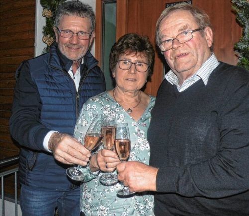Auch Bürgermeister Jakob Bichlmaier (links) gratulierte Hans und Anni Haider zum Ehejubiläum.Foto  Fill