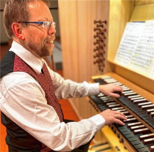 Auch für Orgelmärsche braucht’s Konzentration: Gerhard Franke am Werk. Foto Janka