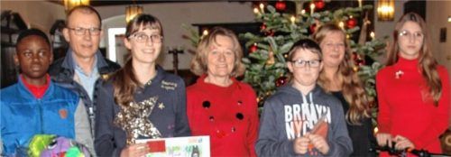 Auch Jugendliche malten ihr Bild von Mühldorf (von links): Emmanuel Amoah, Sponsor Andreas Hofebauer, Sylvia Trommler, Bürgermeisterin Marianne Zollner, Noah Hollstein, Agnes Sarr vom Jugendzentrum und Shari Fromberger. Foto  Re
