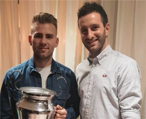Auch nächste Saison beim TuS Prien: Trainer Max Nicu (rechts) und Angreifer Julian Boddeutsch.