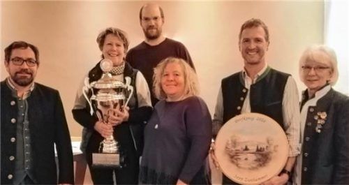 Auf dem Bild (von links): Schützenmeister Paul Anner, Vertreter der Gemeinde Halfing mit Zweiter Bürgermeisterin Regina Braun, Sepp Zunhammer und Schützenmeisterin Christa Schuster.Foto re