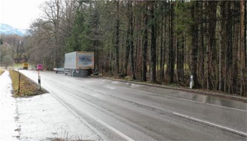 Auf diesem Parkplatz an der Staatsstraße 2093 bei Frasdorf war es zu der Gewalttat gekommen. Foto Rehberg