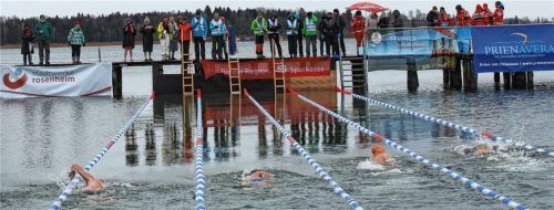 Auf vier Bahnen wird im Wettkampfbecken im Chiemsee geschwommen.