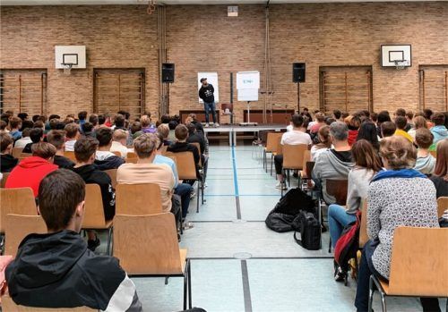 Aufmerksam verfolgten die Schüler der Johann-Rieder-Realschule den Vortrag. Foto re