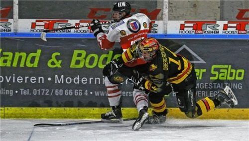Ausgerutscht: Bad Aibling verlor beide Spiele. Foto  Habermann