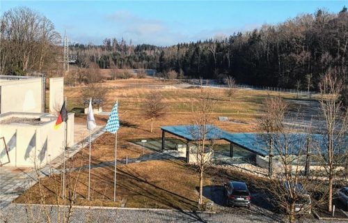 Ausreichend Platz für den Neubau: Auf der Wiese im Osten des Firmensitzes von Schattdecor soll ein Bürogebäude entstehen.Foto maier