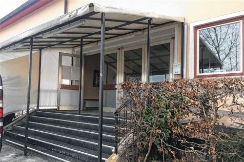 Außen werden Fassade und Treppenbereich neu gestaltet und mit einer Art Terrasse ausgestattet, die auch zum Verweilen einladen soll. Fotos  Mischi