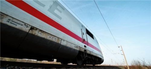Bahnfahren im Fernverkehr wird in diesem Jahr günstiger. Die Mehrwertsteuer auf Bahntickets im Fernverkehr wurde auf sieben Prozent gesenkt. Foto dpa