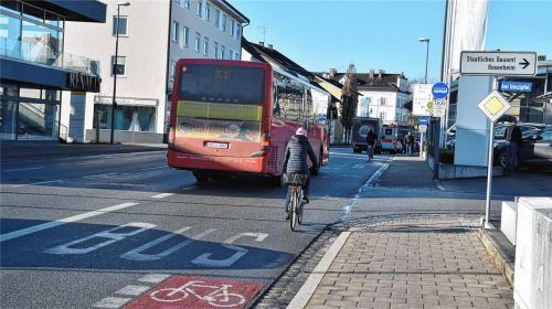 Bald Geschichte: Die Busspur in der Innstraße soll noch in diesem Jahr aufgelöst werden.Foto  Schlecker