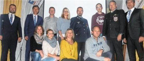 Bankstellenleiter Robert Löw (von links), Werner Brandl und Raiffeisenbankvorsitzender Hans Fürstenberger (rechts) freuen sich mit den Gewinnern.Foto  Fill