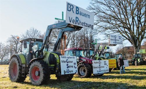 Bauernprotest in Seeon: Die Landwirte sollen die Quadratur des Kreises schaffen – Gesunde Lebensmittel produzieren, die Kulturlandschaft erhalten und im internationalen Wettbewerb bestehen. Ohne Hilfe von der Politik und vor allem von Verbrauchern und Großeinkäufern wird das nicht gelingen. dpa