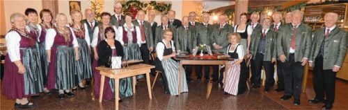 Begeisterten das Publikum: die Frauensinggruppe mit Karin Lösch an der Zither, das Zitherduo Fischer-Zirkel und der Männergesangverein beim Dreikönigssingen. Foto Greiner