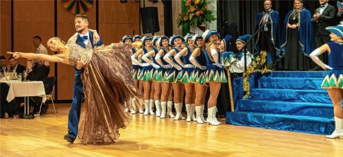 Erinnerungen an den Krönungsball im Mareis-Saal im Januar 2020: Begeisterten mit ihrem Krönungswalzer, an dem sie selber sichtlich Spaß hatten: Prinz Stephan II. und Prinzessin Melanie I. Foto Thomae/Archiv