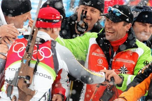 Bei den Olympischen Spielen 2006 in Turin gratuliert der damalige Bundestrainer Frank Ullrich (rechts) Michael Greis zur Goldmedaille im Massenstartrennen. Der Nesselwanger wurde in Italien auch noch Olympiasieger im Einzel und mit der Staffel.Fotos dpa