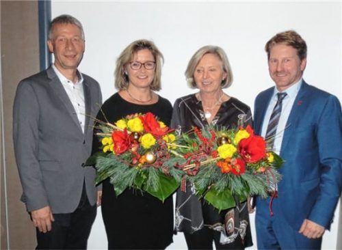 Bei der Ehrung: Personalrat Thomas Nicklbauer, Petra Rebitzer (25 Jahre) Sigrid Hofinger (40 Jahre) und Bürgermeister Josef Grundner (von links). Foto  Stettner