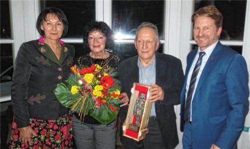Bei der Ehrung: Zweite Bürgermeisterin Gabi Herian, Sonja Trautmannsberger, Willi Trautmannsberger und Bürgermeister Josef Grundner (von links). Foto  Stettner