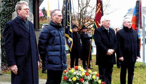 Bei der Gedenkfeier am Mahnmal der Vertreibung (von links) Landtagsabgeordneter Marcel Huber, Bürgermeister Robert Pötzsch, Georg Ledig, der Kreisvorsitzende der Banater Schwaben und Landrat Georg Huber.Foto  Fischer
