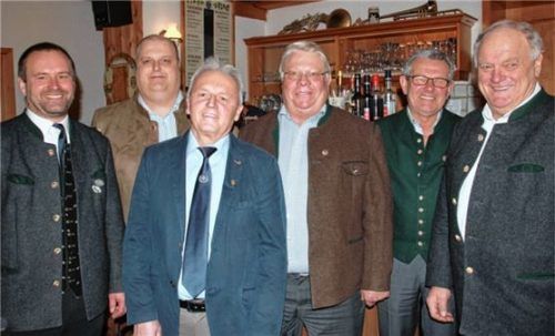 Bei der Hauptversammlung: (von links) Vorsitzender Sepp Eckl und die geehrten Mitglieder Sepp Schlosser junior, Ludwig Hartmann, Alfred Staudenhöchtl, Franz Zacherl sowie Zweiter Vorsitzender Sepp Schlosser senior.Foto Ni