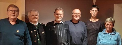 Bei der Jahreshauptversammlung des Schützenvereins Einigkeit wurde Waldemar Scharow (von links) für 40-jährige Mitgliedschaft von Gauschützenmeister Erich Jungwirth geehrt. Reinhard Gufler trat nach 23 Jahren als Schützenmeister ab, sein Nachfolger ist Christian Scheyer, Astrid Hufnagl „beerbt“ Waltraud Hufnagl als Schatzmeisterin. Foto  re