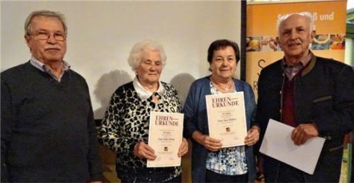 Bei der Mitgliederehrung: (von links) Wolfgang Eibert, Zweiter Vorsitzender, Anna Hubbes, Erika Döring und Vorsitzender Rudi Jank.Foto  Fischer