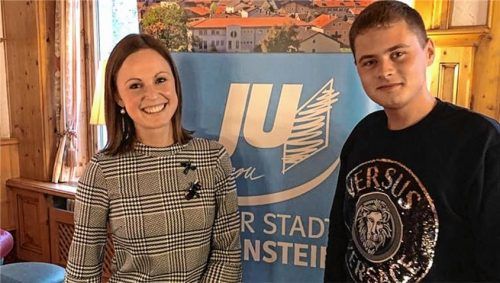 Bei der Mitgliederversammlung der Jungen Union Traunstein wurde Isabelle Thaler erneut einstimmig im Amt der Ortsvorsitzenden bestätigt. Rechts von ihr steht JU-Geschäftsführer William Nolte. Foto re
