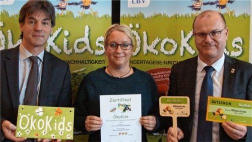 Bei der Übergabe: Karl-Friedrich Barthmann, Leiter des Referates Umweltbildung im Umweltministerium, Tanja Mittermeier, Erzieherin im Hort an der Graslitzer Grundschule, und Dr. Norbert Schäffer Vorsitzender des Landesbundes für Vogelschutz in Bayern.Foto Umweltministerium