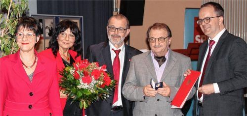 Bei der Verleihung der Willy-Brand-Medaille an Gert Hilger (Zweiter von rechts): Angelika Kölbl, Martina Arnusch-Haselwarter, Richard Fischer und Landtagsvizepräsident Markus Rinderspacher (von links).Fotos  Hoffmann
