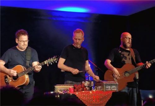 Bei der Zugabe trommelte Drummer Florian Rein auf weihnachtlichen Lebkuchendosen. Foto  Friedrich