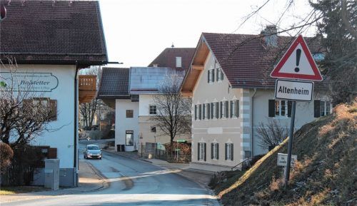 Bei einer Geschwindigkeitsbeschränkung auf 30 Kilometer pro Stunde wäre eine Straßenüberquerung hier in Fischbach in Höhe des Altersheims nach Auffassung der SPD-Fraktion sicherer. Für die Festlegung eines Limits in diesem Bereich ist allerdings das Landratsamt Rosenheim als Straßenverkehrsbehörde zuständig. Fotos Steffenhagen