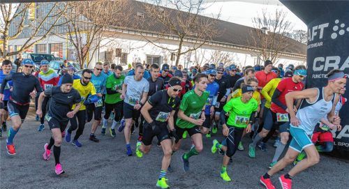Bei strahlendem Wetter fiel pünktlich um 13 Uhr der Startschuss zum Kolbermoorer Mangfall-Lauf. Fotos Thomae