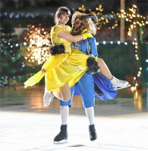 Belle (Veronika Derksen) und das Biest (Jasmin Kilb).