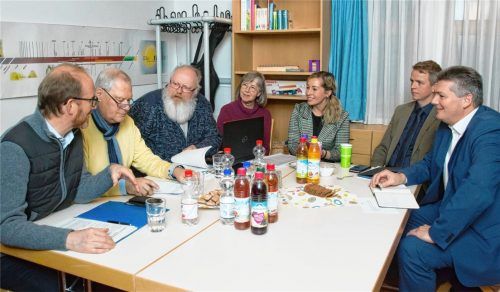 Bereiten den Weg für die Arbeitsgemeinschaft (ACK) Chiemsee, die am 26. Januar gegründet wird (von links): Pfarrer Klaus Hofstetter (katholische Kirche), Priens Zweiter Bürgermeister Hans-Jürgen Schuster, Pfarrer Karl-Friedrich Wackerbarth (evangelische Kirche), die Kirchenmitglieder Hildegard Waas, Rita Sandig und Torsten Böhme sowie Andreas Sargant, bis vor Kurzem Leiter der neuapostolischen Kirchengemeinde Prien.Foto  Berger