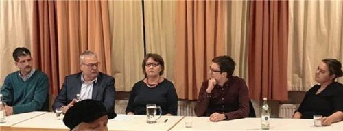 Berichteten von ihren Erfahrungen im Stadtrat: (von links) Stefan Reischl (Parteifreie), Josef Krug (CSU), mit Agathe Lehle als Moderatorin (Bildmitte), Tobias Wudy (SPD) und Anna-Lena Rosner (Grüne). Foto re