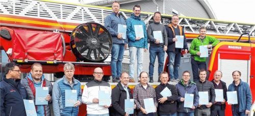 Bestens gerüstet und auf dem neuesten Stand: die Teilnehmer der Lehrgangsleiterkonferenz der Feuerwehren im Landkreis Traunstein.Foto re