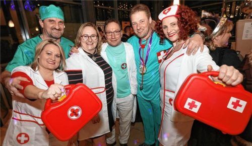 Bewiesen Kreativität bei ihrem Ball-Outfit: Ein Team des Krankenhauses ...