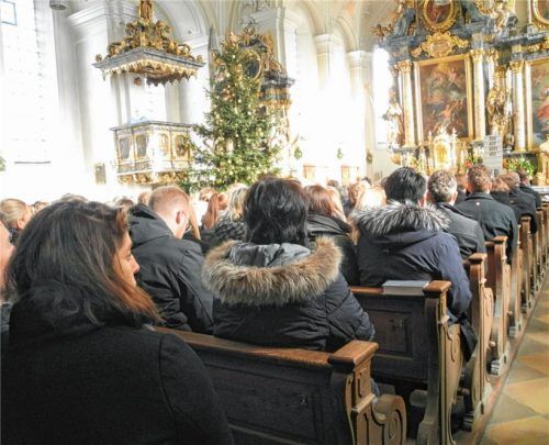 Bis auf den letzten Platz war die Kirche in Pfaffenhofen zur Trauerfeier gefüllt, die Pfarrer Herbert Holzner zelebriert hatte.