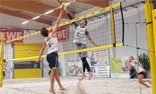 Blockduell im Finalspiel zwischen Max Grass (rechts) gegen Sven Schäfer.