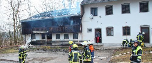 Brand in Rausching: Aus Dach- und Obergeschoss des alten Bauernhofs stieg auch am Tag danach noch Rauch auf. Foto Fib/Eß
