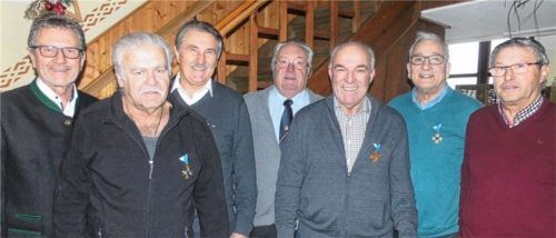 Bürgermeister Jakob Bichlmaier, Hans Gottbrecht, Herbert Heiml, Zweiter Vorsitzender Hans Fill, Manfred Wastlhuber, Anton Auer und Vorsitzender Konrad Stenger (von links). Foto Fill